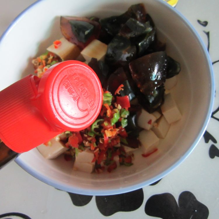皮蛋豆腐丁步骤7