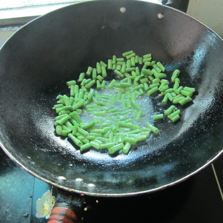 鲜豆角炒皮蛋步骤4