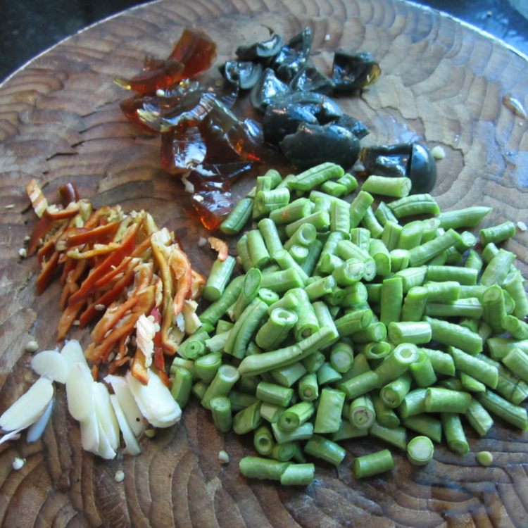 鲜豆角炒皮蛋步骤2