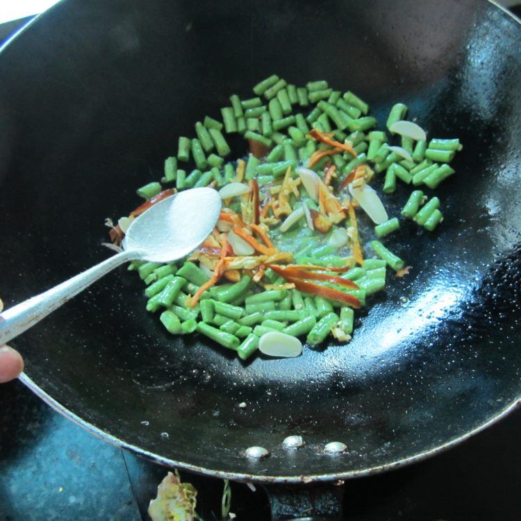 鲜豆角炒皮蛋步骤6