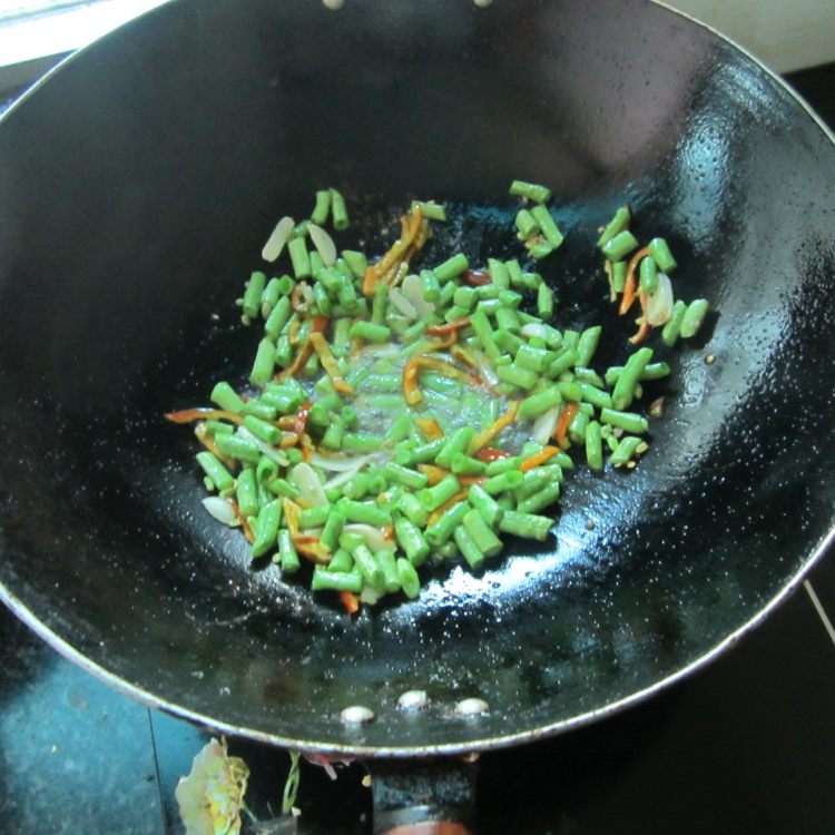鲜豆角炒皮蛋步骤7