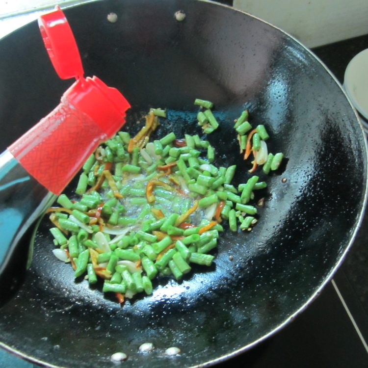 鲜豆角炒皮蛋步骤8
