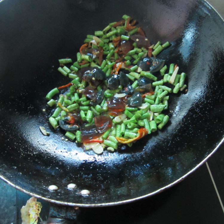 鲜豆角炒皮蛋步骤9