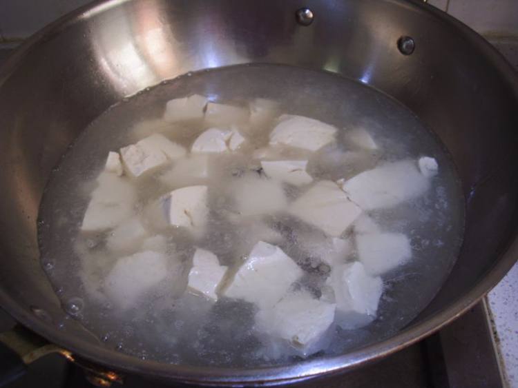 苋菜皮蛋豆腐汤步骤6