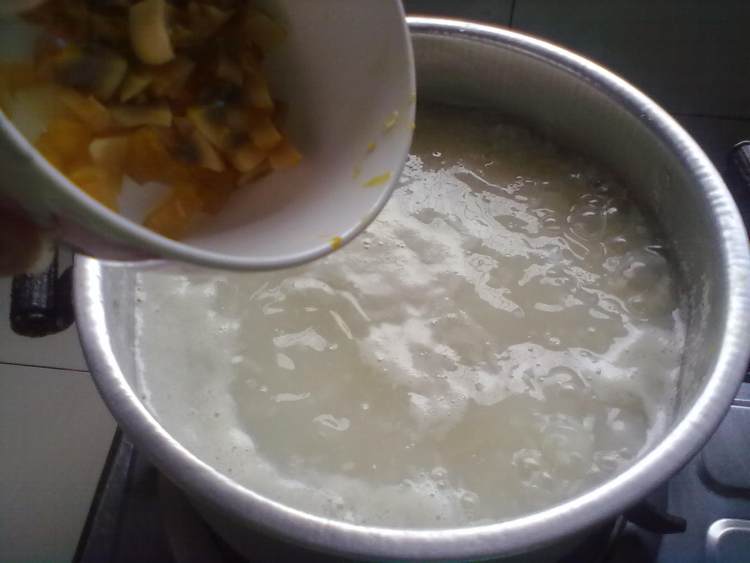 红枣皮蛋西米粥步骤5