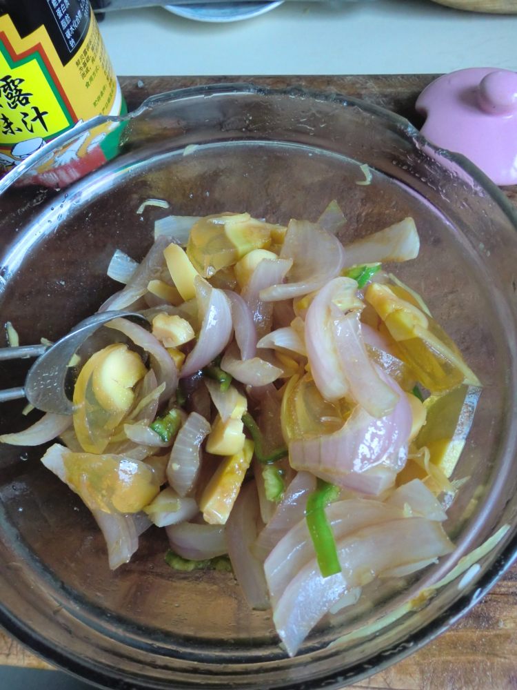 姜丝洋葱拌皮蛋步骤7