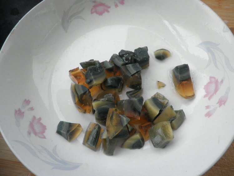 皮蛋炒山药步骤1