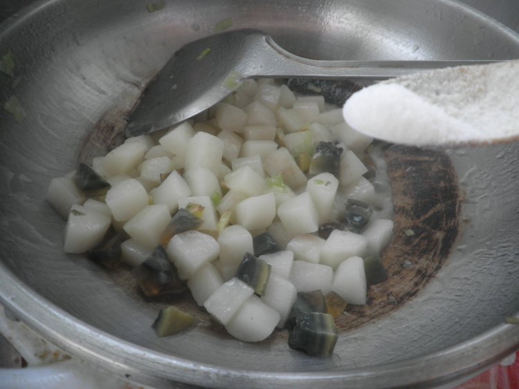 皮蛋炒山药步骤8