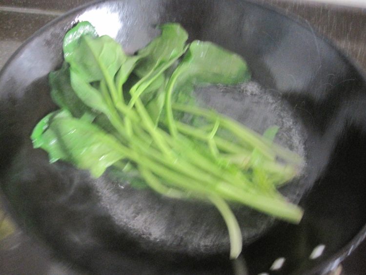 皮蛋菠菜汤步骤1