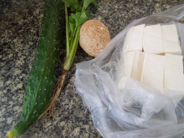 青瓜豆腐拌皮蛋步骤1