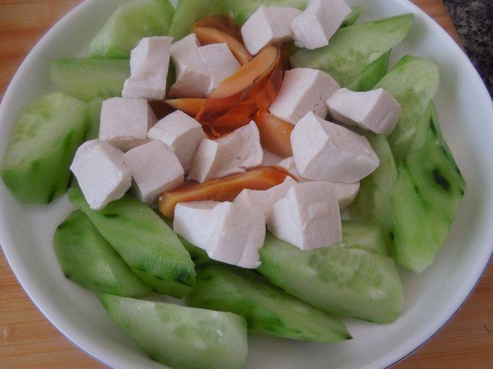 青瓜豆腐拌皮蛋步骤6