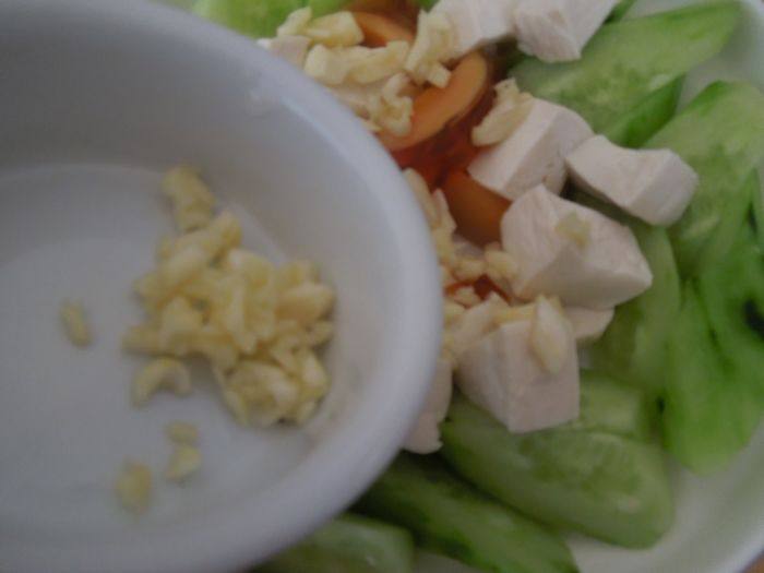 青瓜豆腐拌皮蛋步骤7