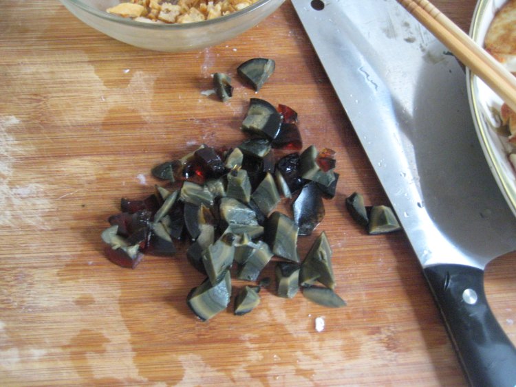 皮蛋油渣豆腐步骤4