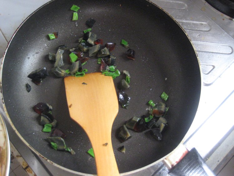 皮蛋油渣豆腐步骤7
