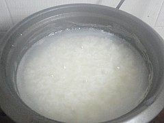 枸杞叶皮蛋瘦肉粥步骤3