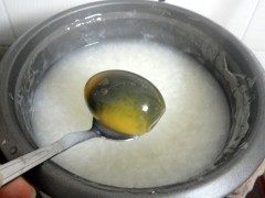 枸杞叶皮蛋瘦肉粥步骤5