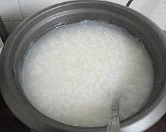 枸杞叶皮蛋瘦肉粥步骤4