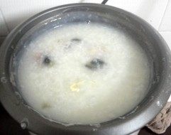 枸杞叶皮蛋瘦肉粥步骤6