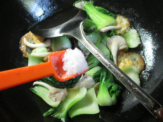 秀珍菇鹌鹑蛋煮青菜步骤7