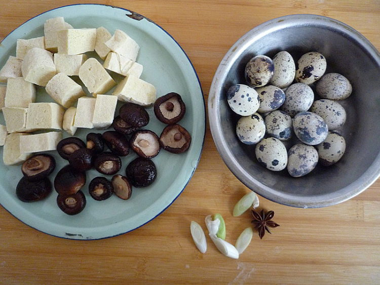 香菇冻豆腐烧鹌鹑蛋步骤1