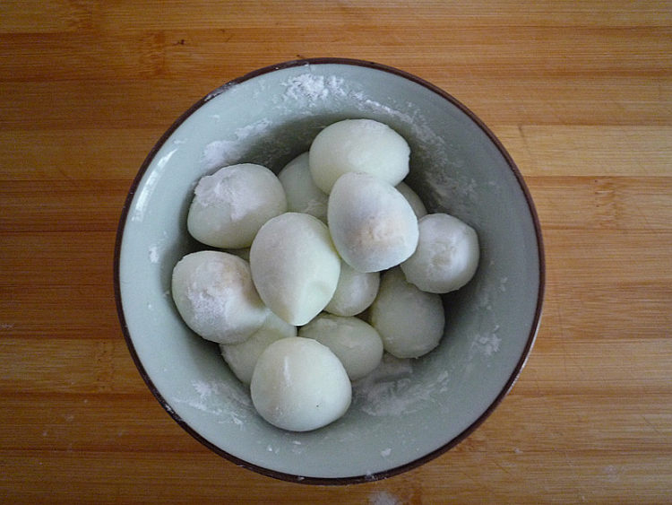 香菇冻豆腐烧鹌鹑蛋步骤2