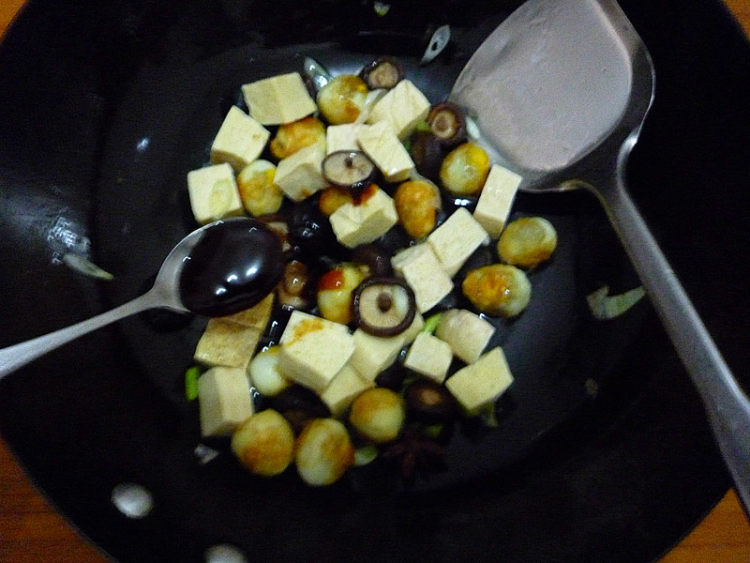 香菇冻豆腐烧鹌鹑蛋步骤6