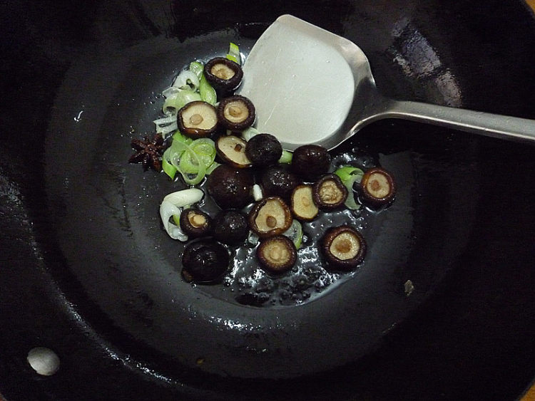 香菇冻豆腐烧鹌鹑蛋步骤4