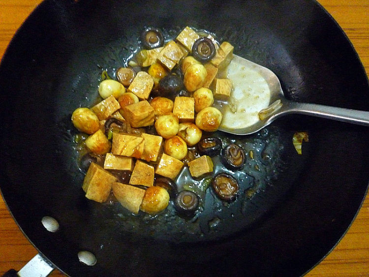 香菇冻豆腐烧鹌鹑蛋步骤9