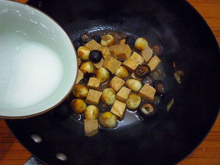 香菇冻豆腐烧鹌鹑蛋步骤8