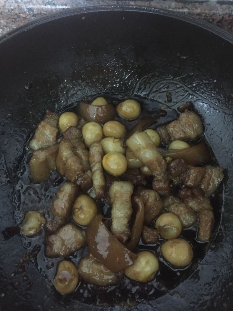 麻辣鹌鹑焖五花腩步骤7