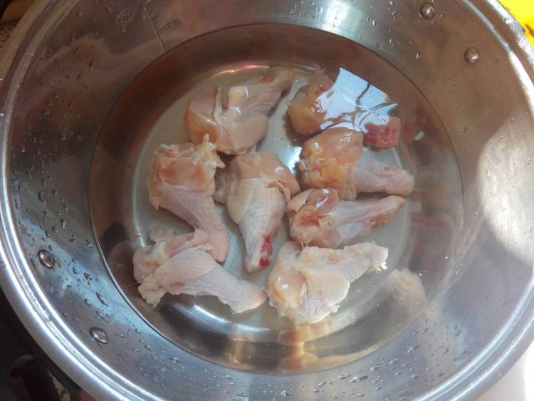 鹌鹑蛋烧鸡翅根步骤2