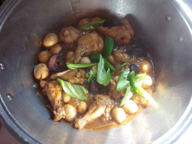 鹌鹑蛋烧鸡翅根步骤7