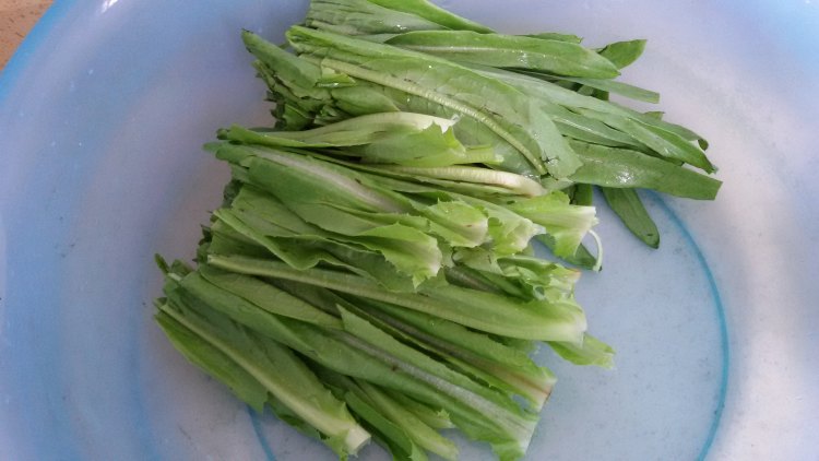 油麦菜清炒鹌鹑蛋步骤1