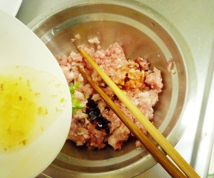 鹌鹑蛋蒸肉饼步骤1