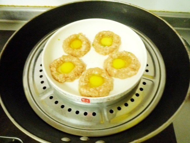 鹌鹑蛋蒸肉饼步骤6