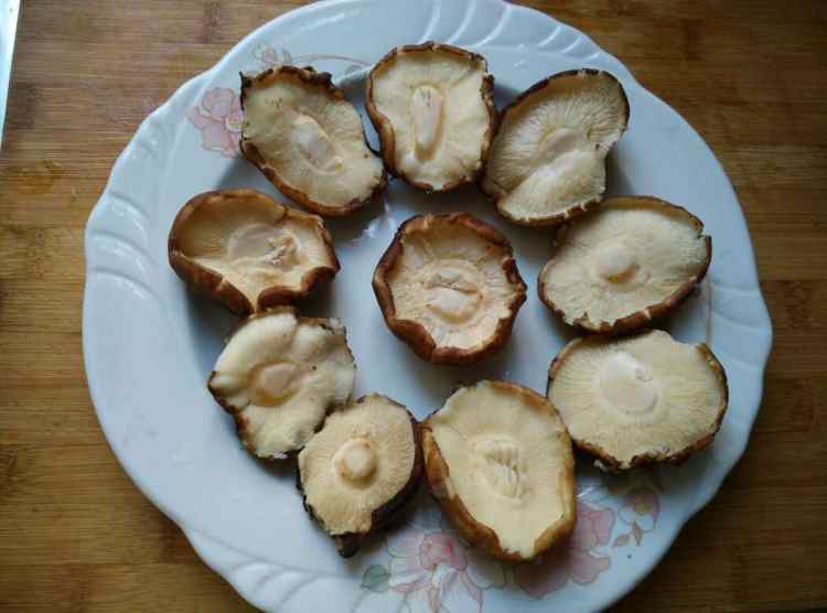 香菇肉末蒸鹌鹑蛋步骤2
