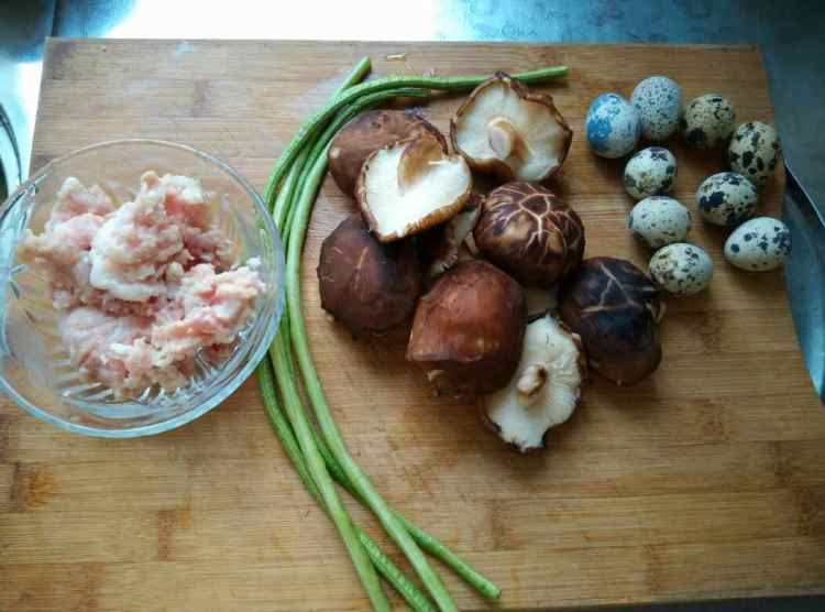 香菇肉末蒸鹌鹑蛋步骤1