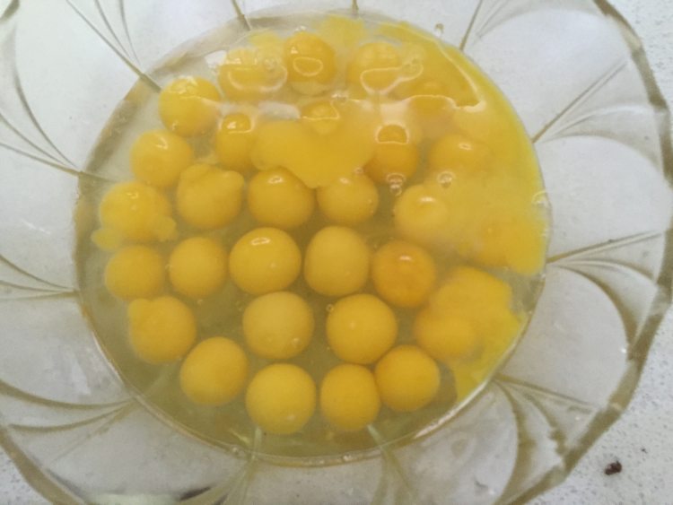青椒炒鹌鹑蛋步骤1