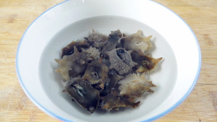 珍珠鱼肚海参汤步骤5