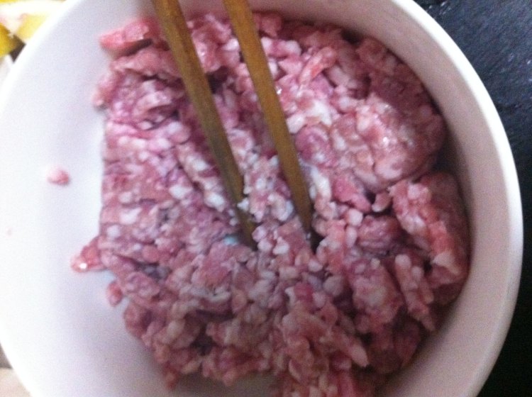 菰米肉蛋酿香菇步骤1