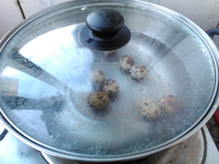 红烧肉炖鹌鹑蛋步骤2