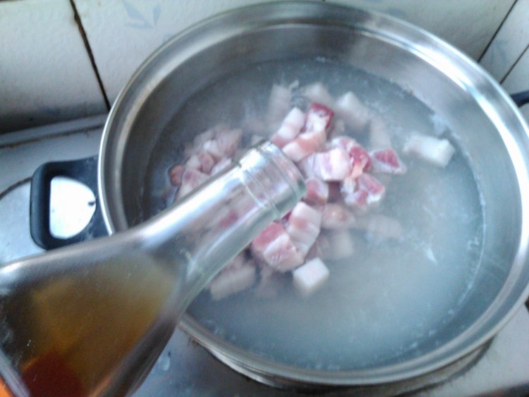 红烧肉炖鹌鹑蛋步骤3