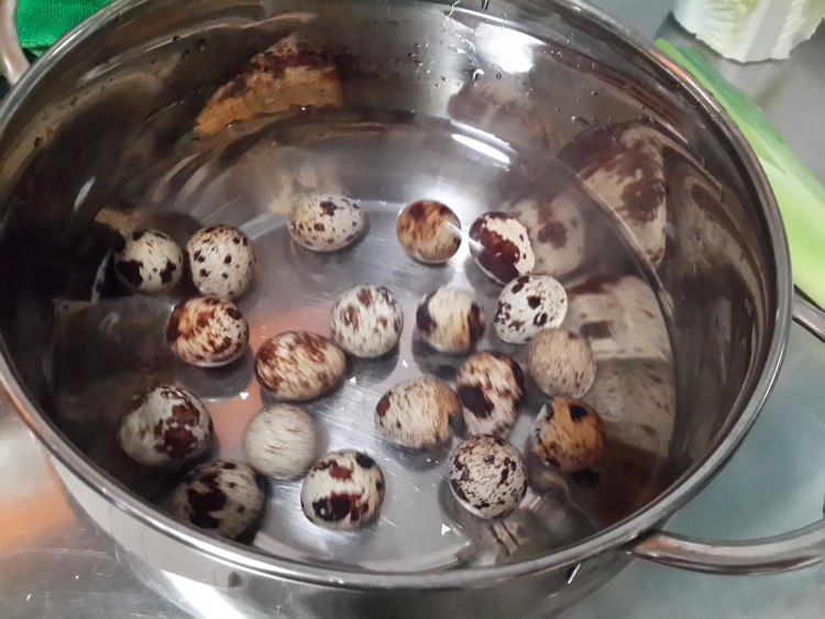 卤煮鹌鹑蛋步骤2