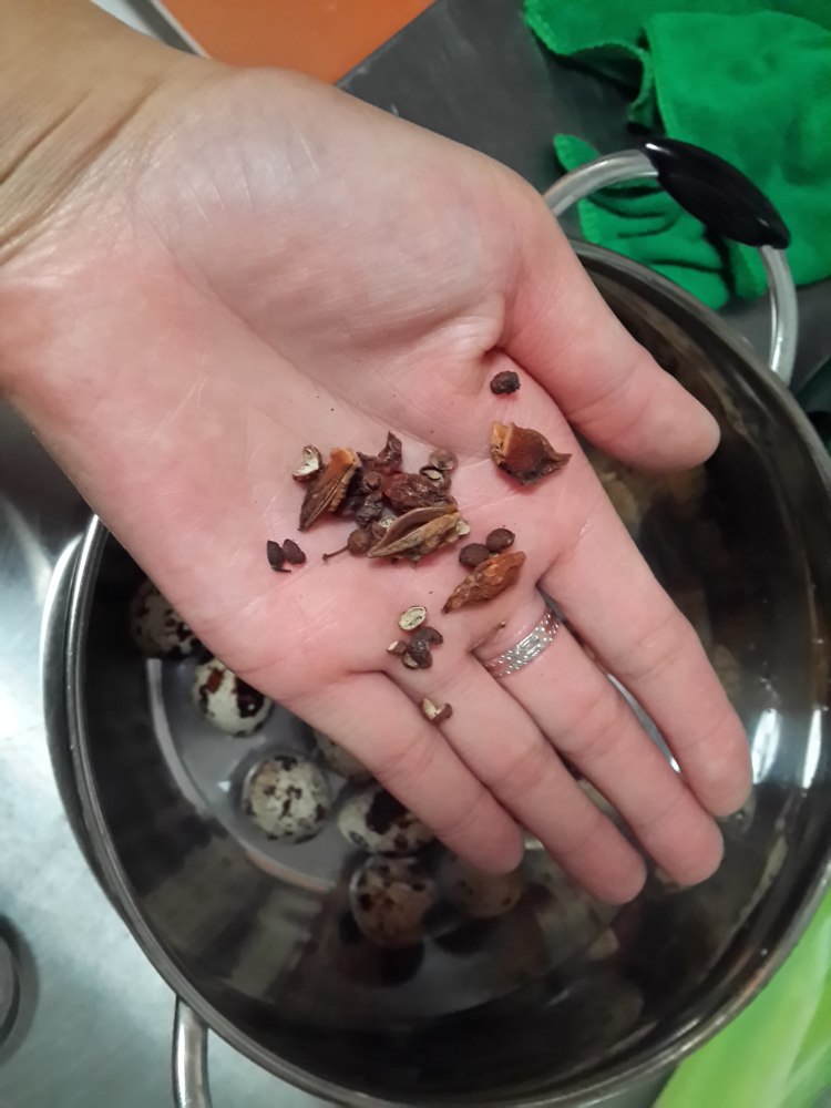 卤煮鹌鹑蛋步骤3