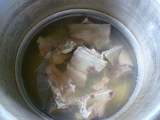 青菜鹌鹑蛋肉骨汤步骤7