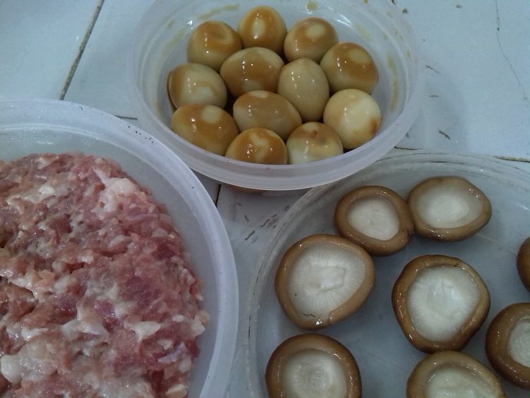 鹌鹑蛋肉末瓤香菇步骤2