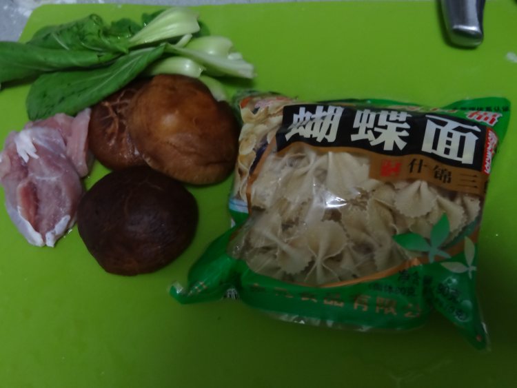 青菜香菇蝴蝶面步骤1