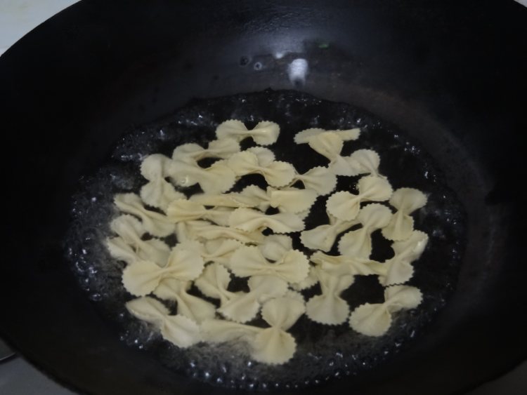 青菜香菇蝴蝶面步骤7