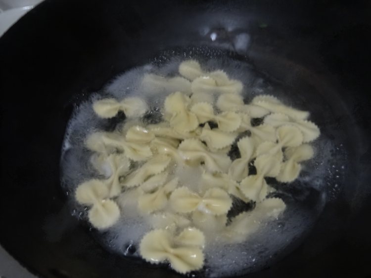 青菜香菇蝴蝶面步骤8