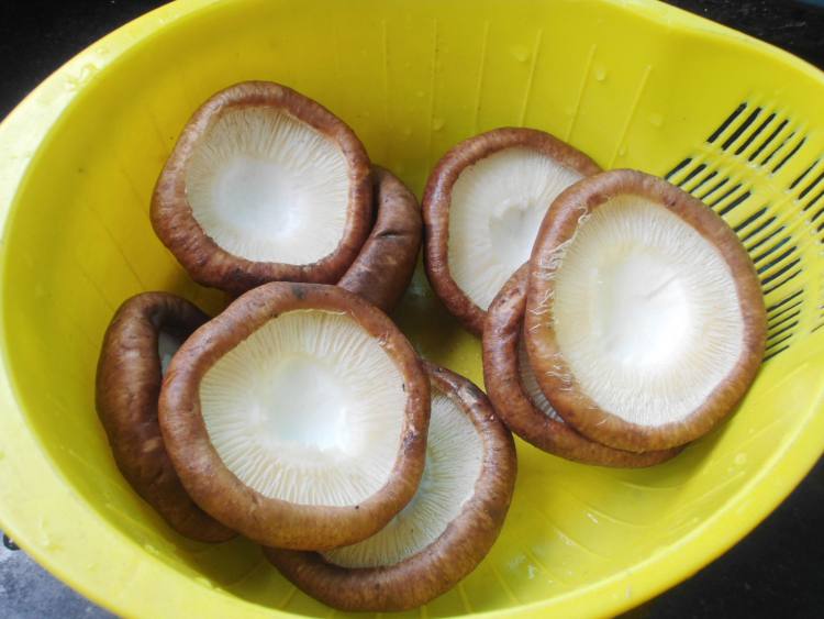 奶酪鹌鹑蛋烤香菇步骤1